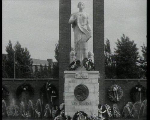 Het monument bij de onthulling in 1935