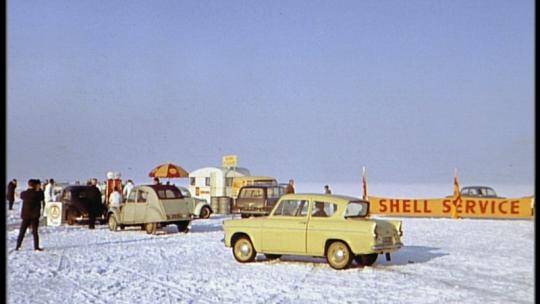 Auto&#039;s op het bevroren IJsselmeer 1963