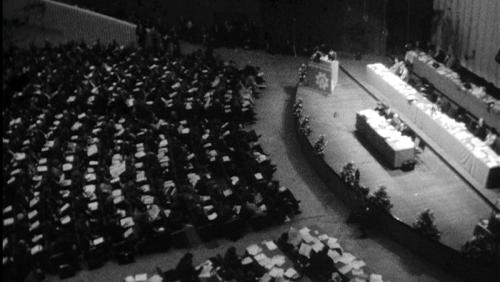 Overzicht van de prins Willem-Alexanderzaal in het Haagse Congresgebouw tijdens het partijcongres van de Partij van de Arbeid, 6-9 maart 1969