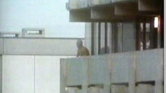 Een van de terroristen van Zwarte September op het balkon van het huis waar de Israeliers werden gegijzeld.