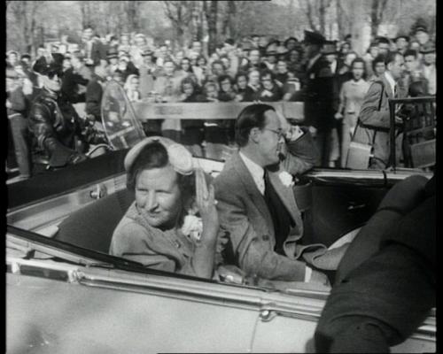 Juliana laat zich toewuiven tijdens het staatsbezoek in 1952