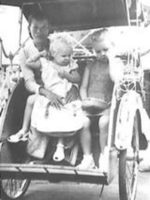 Baboe met Nederlandse kinderen (Bron_ beeldbank Nationaal Archief)