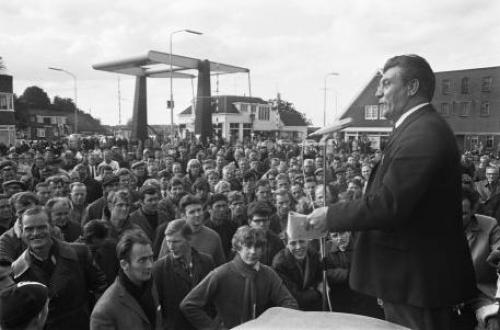 Arbeiders in kartonindustrie in Oost Groningen staken 24u voor meer loon 1969
