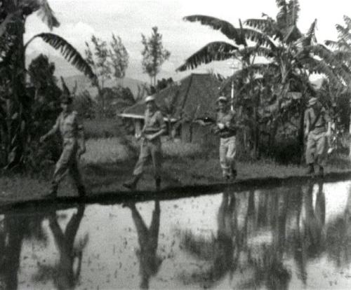 Soldaten langs een sawah