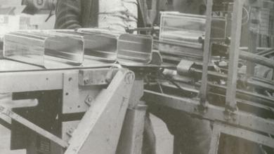 Gastarbeider achter de machines in de blikfabriek van Thomassen &amp; Drijver 2