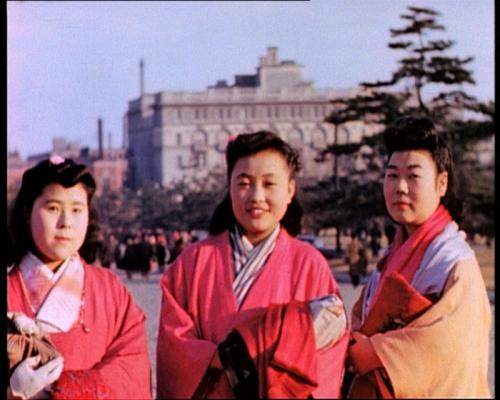 Japanse vrouwen in kimono op de nieuwjaarsdag in 1946, toen vele gezinnen in traditionele kleding de keizer kwamen begroeten.