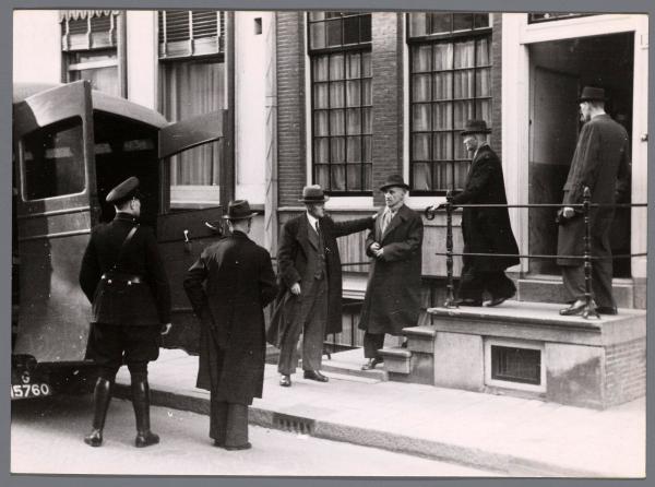 Het afvoeren van arrestanten uit politiebureau Nieuwe Doelenstraat te Amsterdam, 1942