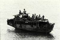 140 Vietnamezen in 1981 in een gammel rivierbootje dobberen drie weken lang stuurloos op de Zuid Chinese Zee