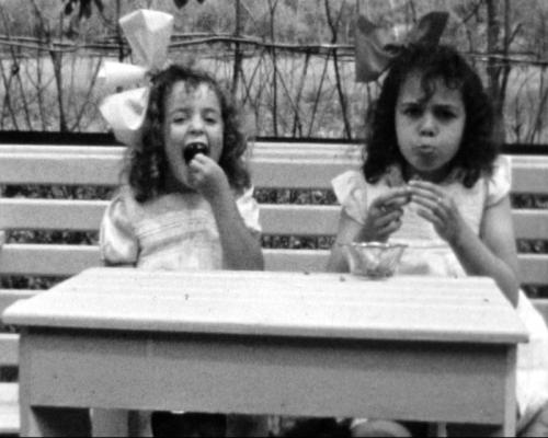 De dochters van Sam Frank, Betty en Ietje, eten kersen