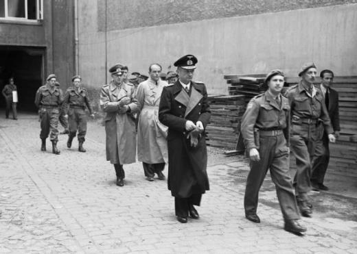 Dönitz na zijn arrestatie door het Britse leger