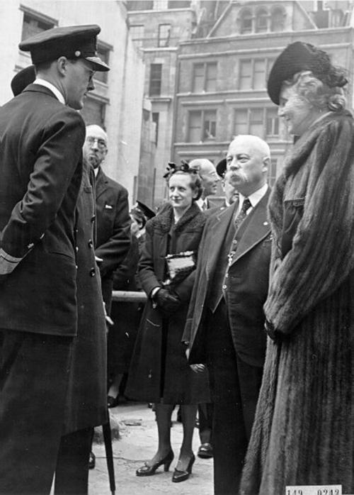 Premier Gerbrandy met Prins Bernhard en mw. Michiels van Verduynen bij de<br/>uitgebombardeerde Nederlandse kerk bij Austin Friars, 11 mei 1944<br/>