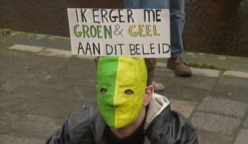 Demonstrant ergert zich groen en geel