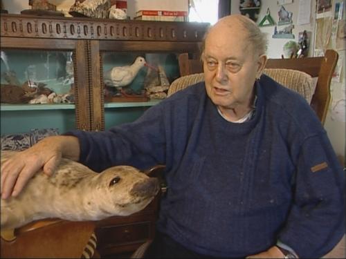 Oud-zeehondenjager Hans Bruin met geprepareerde zeehond