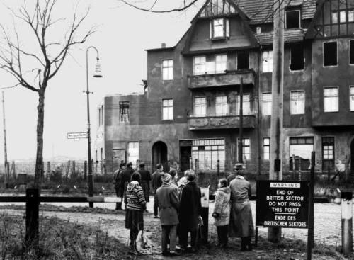 Een gebouw aan de Nennhauser Damm in Staaken dat aan de DDR-kant belandde en werd afgebroken, 1964 (Landesarchiv Berlin, Gert Schütz, nr. 94194)