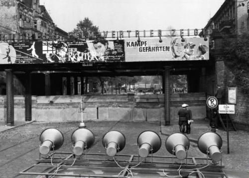 ‘Studio am Stacheldraht’ actief bij viaduct naast S‐Bahnhof Wollankstrasse, 1961 (foto: Landesarchiv Berlin, Horst Siegmann, nr. 78069)