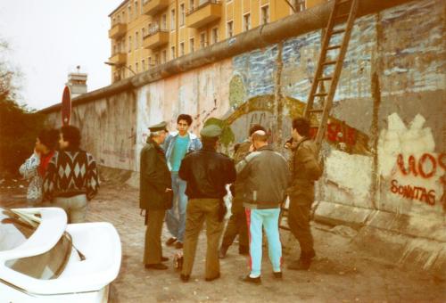 Heidelbergerstrasse, ca. 1987. De oostelijke grensbewakers komen via een ladder naar de westkant om een Westduits biertje te drinken. (Privé-collectie Henry Losse)