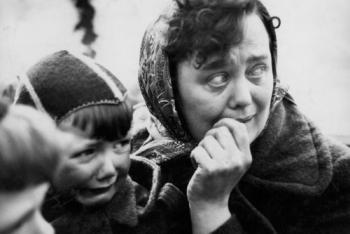 Watersnoodramp zwart-witfoto van vrouwe met twee kinderen bij zich