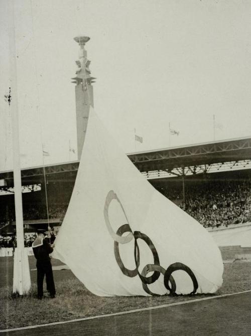 Openingsceremonie Spelen Amsterdam 1928: op achtergrond brandt het vuur in de Marathontoren (28 juli 1928)