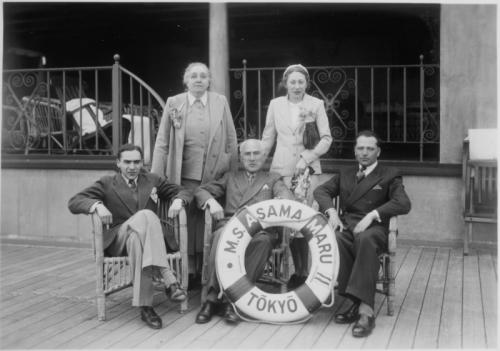 De ouders van Mark Fishaut in 1941 op het Japanse schip de MS Asama Maru, op weg naar Canada (Van links naar rechts: Bronislaw en Zelik Honigberg en Salomon Fiszhaut. Staand Maryla Honigberg en Paulina (Honigberg) Fiszhaut.