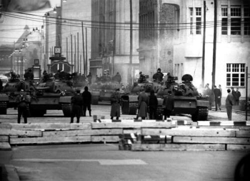 Russische tanks  tegenover de niet op deze foto zichtbare Amerikaanse tanks op de Friedrichstrasse bij Checkpoint Charlie, 28 oktober, 1961 (Landesarchiv Berlin, Karl-Heinz Schubert, 78244)
