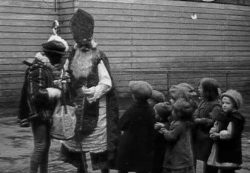Sinterklaasintocht in 1920 (still uit film)