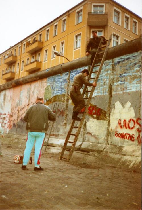 Heidelbergerstrasse, vermoedelijk ca. 1987. De oostelijke grensbewakers komen via een ladder naar de westkant om een Westduits biertje te drinken. (Privé-collectie Henry Losse)