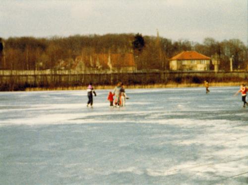 Schaatsers op de Groß Glienicker See in december 1982