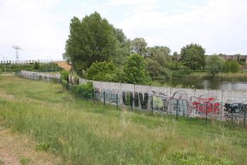 Een overblijfsel van de Muur slingert door het landschap in Rudow, 2011