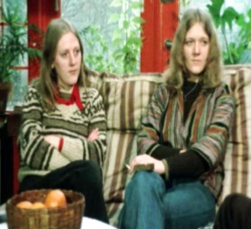 Anneke en Margot in 1976 bij de KRO