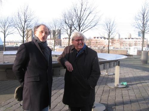 Frank van Gelderen en Bram Peper tussen de zilverlinden die in 1997 ter ere van Jan Zwartendijk in Rotterdam langs de Maas zijn gepland