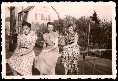 Hildegard Bacinski, midden, met haar zusjes Gisela en Ute op de slagboom tussen de Britse en Sovjet sector in Staaken, 1953 (privé-album)