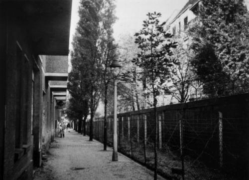 De Muur splitst de Heidelbergerstrasse, rechts de huizenblokken die later met de grond gelijk zijn gemaakt, 1961 (Landesarchiv Berlin, Klaus Scheuermann)