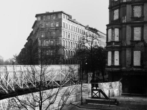 Wegversperring en dichtgetimmerd huis op hetzelfde kruispunt, 1961 (Landesarchiv Berlin, Bert Sass, nr. C01126)