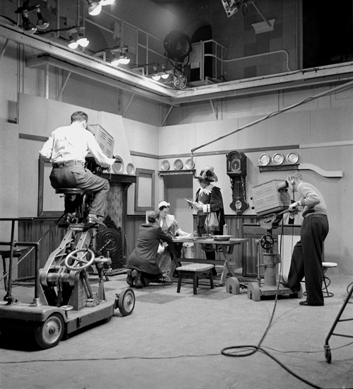 Werkopname van De Toverspiegel, met Ank van der Moer en Johan de Meester in Studio Irene. 2 oktober 1951.