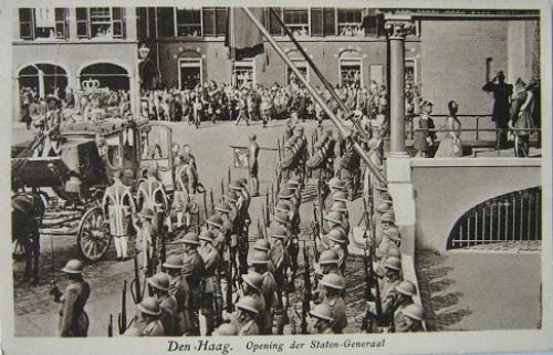 Een ansichtkaart van Prinsjesdag 1929: het onderschrift spreekt nog van &quot;Opening der Staten Generaal&quot;.