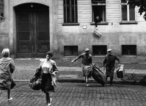 Bewoners van de Bernauerstrasse vluchten naar het Westen, 1961 (Landesarchiv Berlin, Horst Siegmann, nr. 76136)