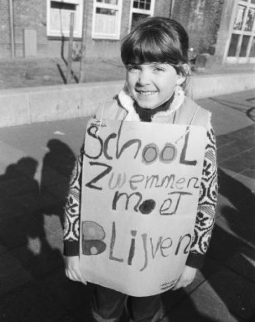 Protest tegen opheffing schoolzwemmen in 1983 (foto: Rob Bogaerts, gahetna.nl)