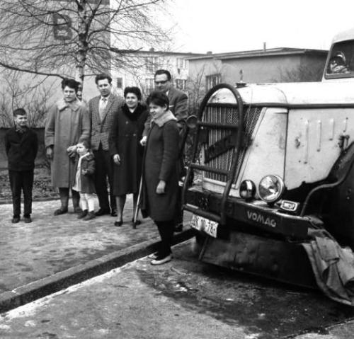 De familie Wagner en Weidner poseren naast hun vluchtvoertuig bij noodopvangcentrum Marienfelde in 1962 (fot: Landesarchiv Berlin, Helga Mellmann)