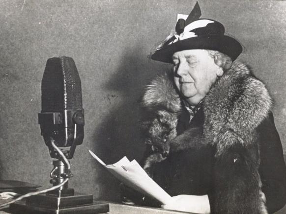 Wilhelmina achter de microfoon van Radio Oranje