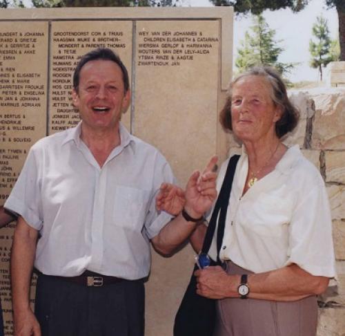 Dochter Edith van Jan Zwartendijk met een medewerker bij Yad Vashem, waar de naam van hun vader als laatste staat bijgeschreven in de namenlijst van &quot;Rechtvaardigen onder de Volkeren&quot; (september 1998)