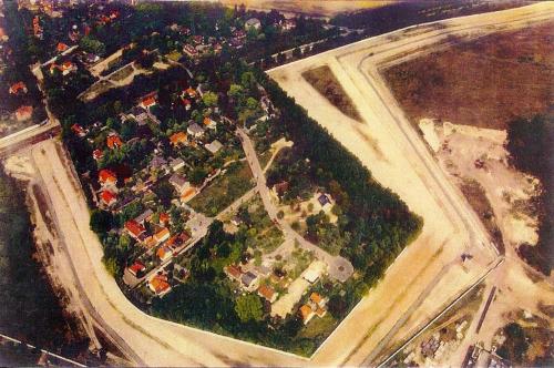 Luchtfoto van ommuurde Steinstücken, mei 1989 (foto Bürgerverein Steinstücken)